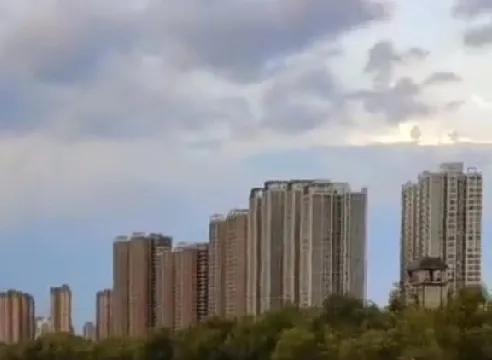 忙碌的闺蜜今天向我请教了两个问题：1.听说海南马上要封关，有心想去海南买一套房