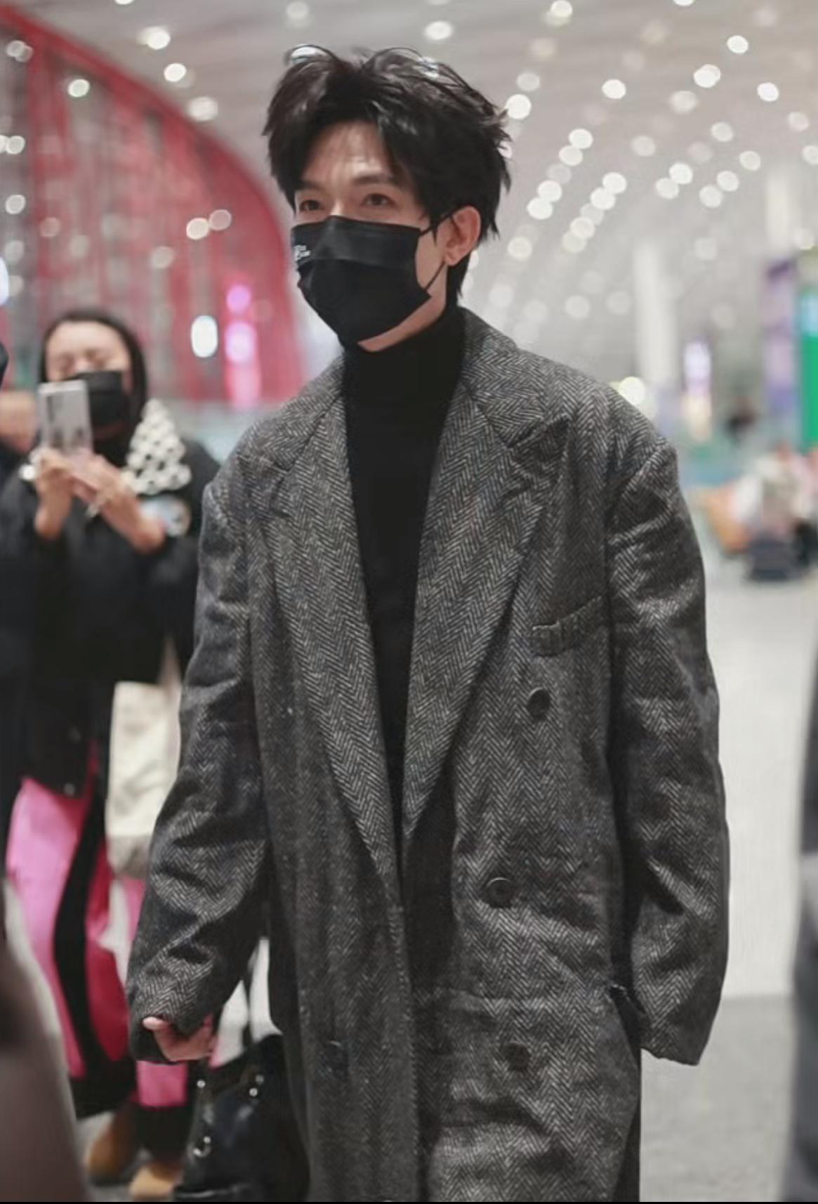 生哥出发了，霸总既视感。今天路透里的陈楚生身穿梅森·马吉拉家灰黑色大衣，很有玉