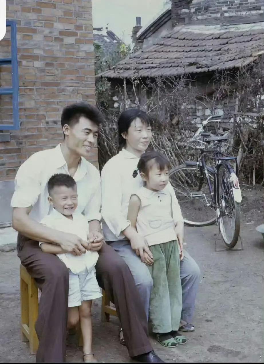 70年代家有自行车、衣服没补丁，算什么家庭？