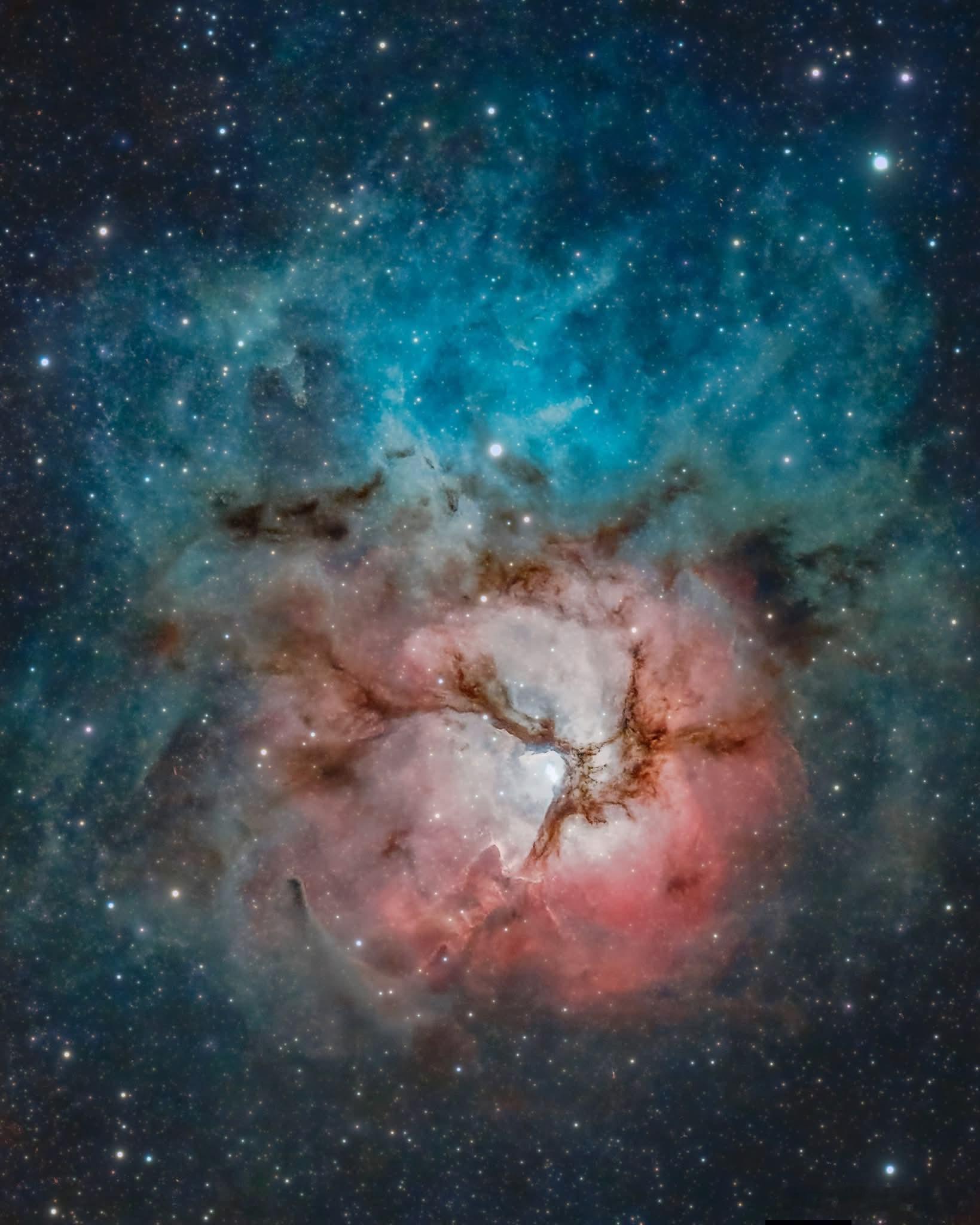 在人马座的中心，距离地球约5000光年的地方，三裂星云（M20）上演着天空中最引