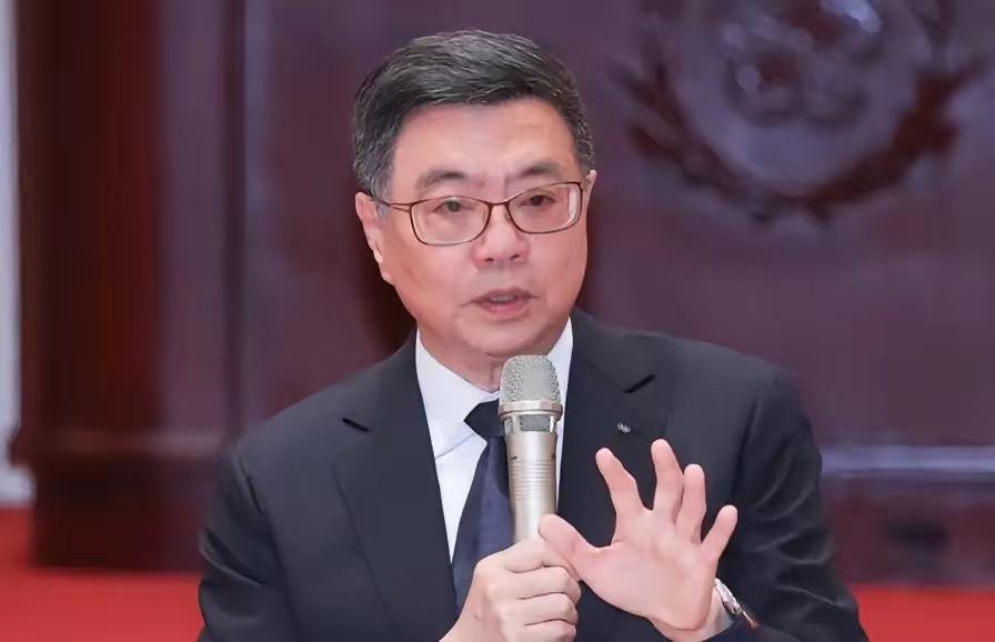 台“行政院长”卓荣泰今日受访表示，昨天虽然是私人行程，但岛内的状况还是透过“行政