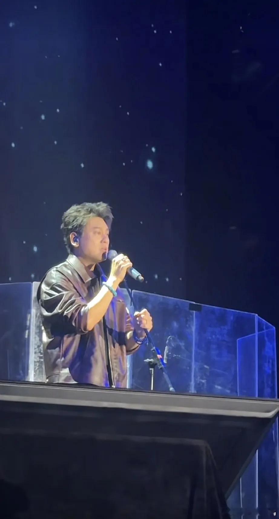 太尴尬了，朱孝天阳江演唱会唱齐秦的《大约在冬季》，全程是哭腔被批连ktv水平都不