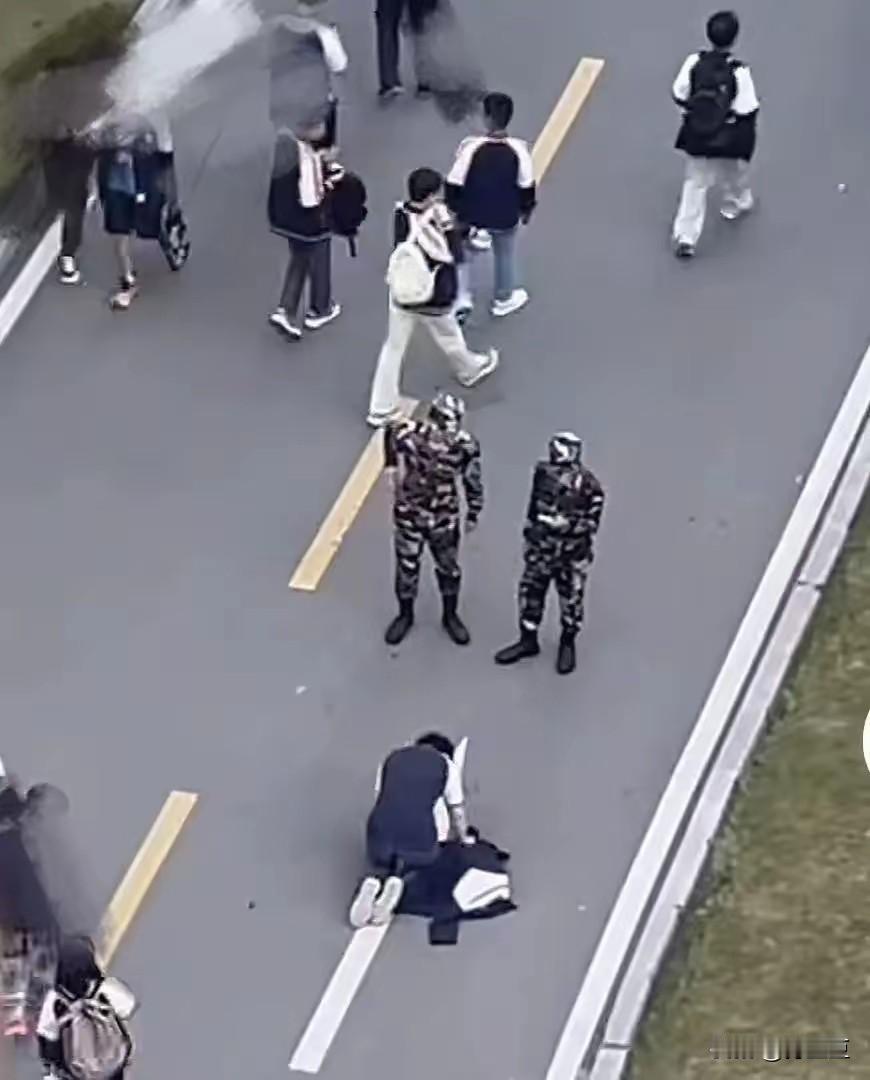 南方都市报报道，重庆一学校学生向身着迷彩服人员下跪，引起舆论风波！一看这题目，