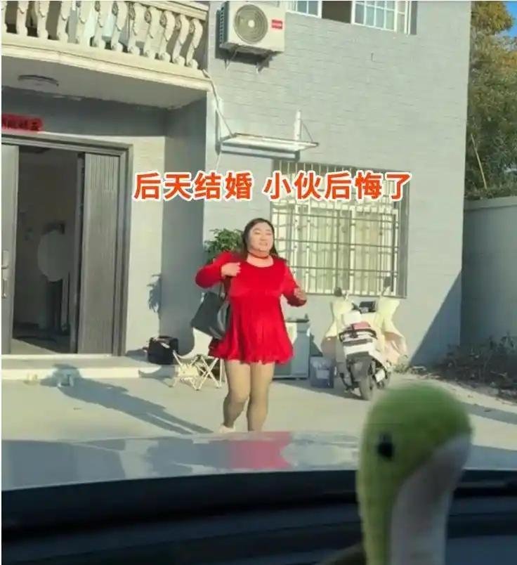 后天就要举办婚礼，一切事宜都已经安排妥当，酒席、宾客全都敲定，可坐在车里的小伙子