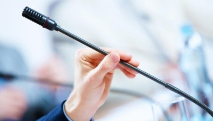 【公务员招录持续向应届生和基层倾斜】近年来，从国考到省考，公务员招录呈现较明显的