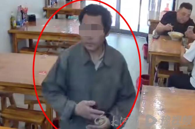 河南周口，一位农民工面露难色走进面馆，试探着问：能不能赊碗面？老板爽快应下。次日