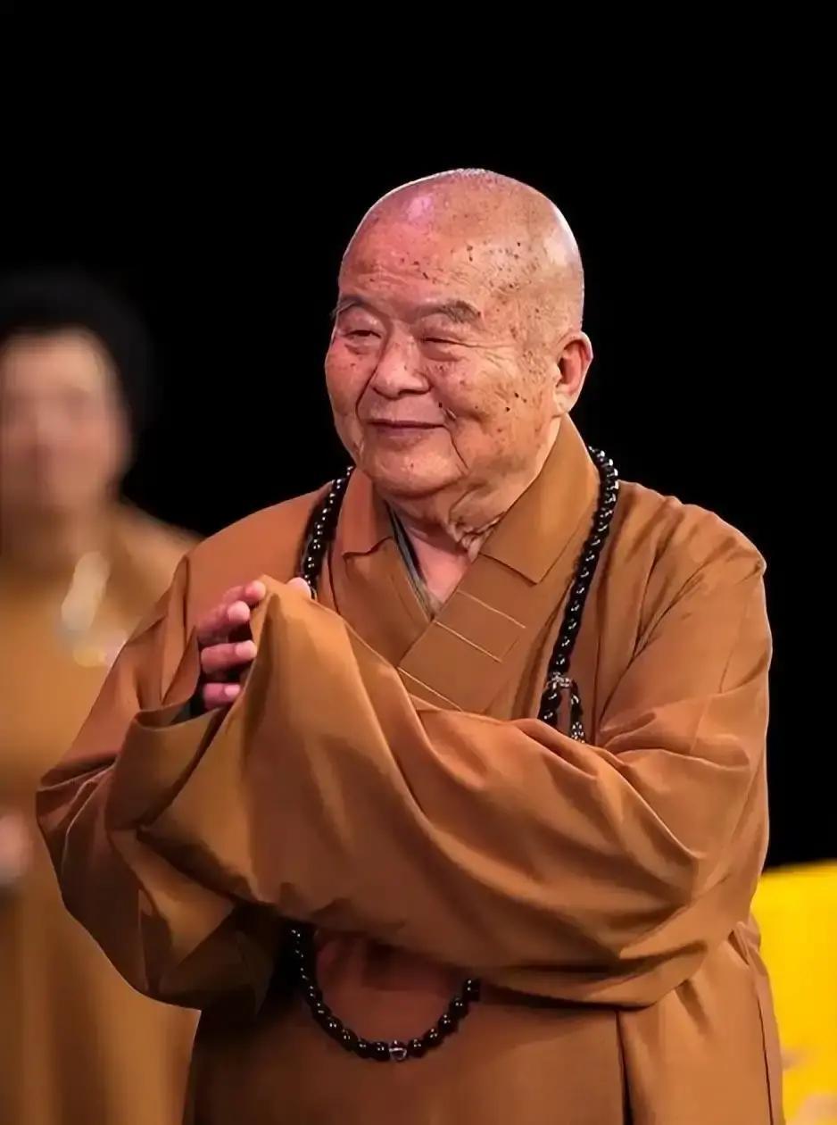 杨澜采访星云大师的时候，提出了一个尖锐的问题：“以前都说佛渡有缘人，现在变成了佛