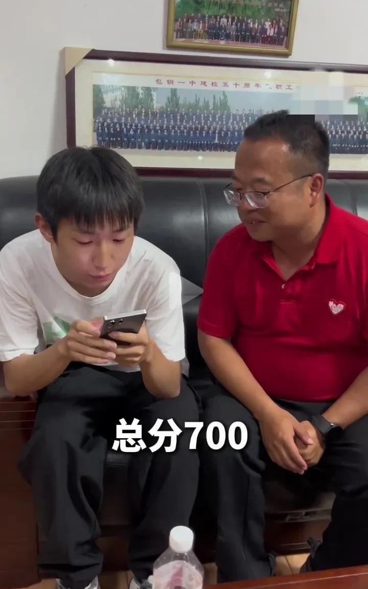 这小伙太棒了吧！长得帅，成绩还好！语文136分，数学139.5分，英语146分，