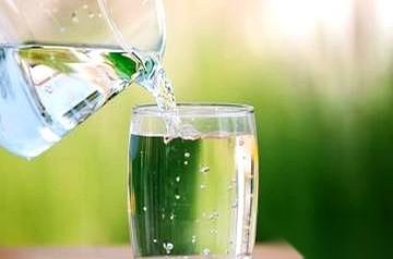 早上空腹灌一杯冰水，是不是感觉整个人瞬间就“激灵”一下，特清醒？打住。你清醒