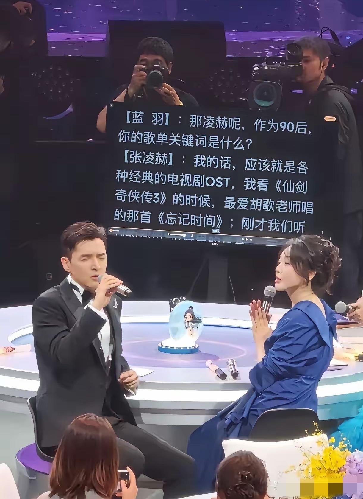 自从郭德纲事件后，原先只有“新闻联播”才会用到的提词器，现在已经普及到了各类访谈