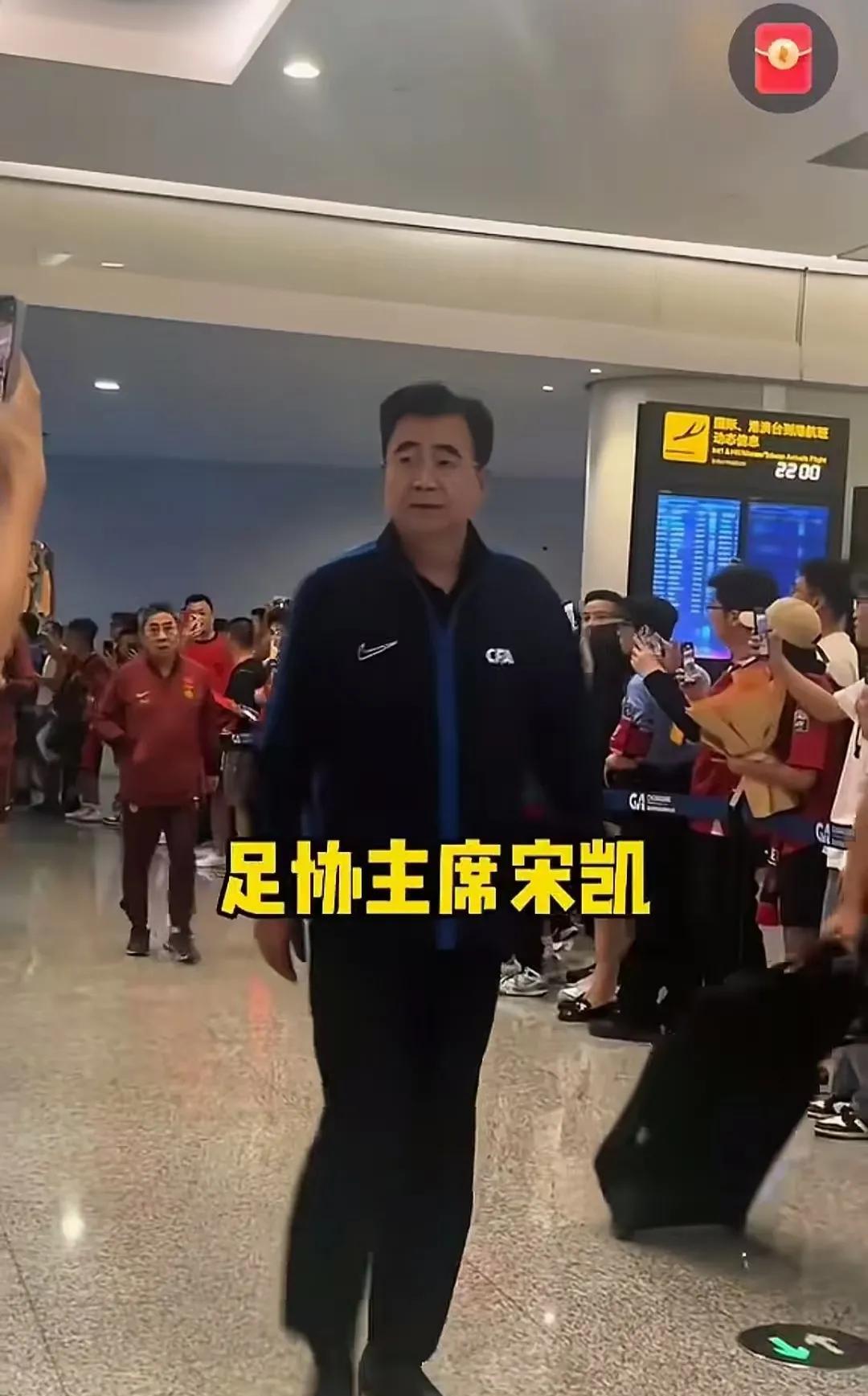 国足又进入我们熟悉的模式，为荣誉而战，球迷而战。说实话，当我看到国足最后在重庆对
