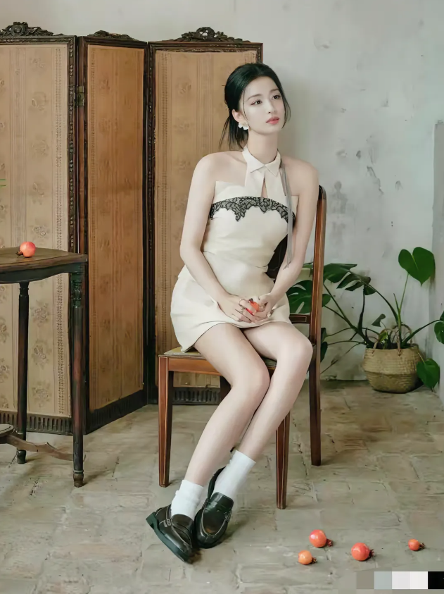 王楚然，172cm，衣服好美，好有设计感，要是换双鞋就更完美了！