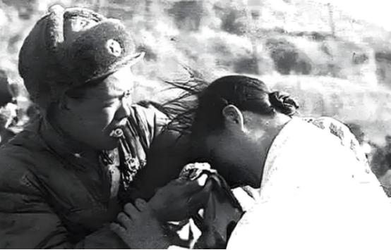 志愿军营长袁光亮是战斗英雄，1953年却因违反军令与朝鲜姑娘恋爱被下令枪毙，然而
