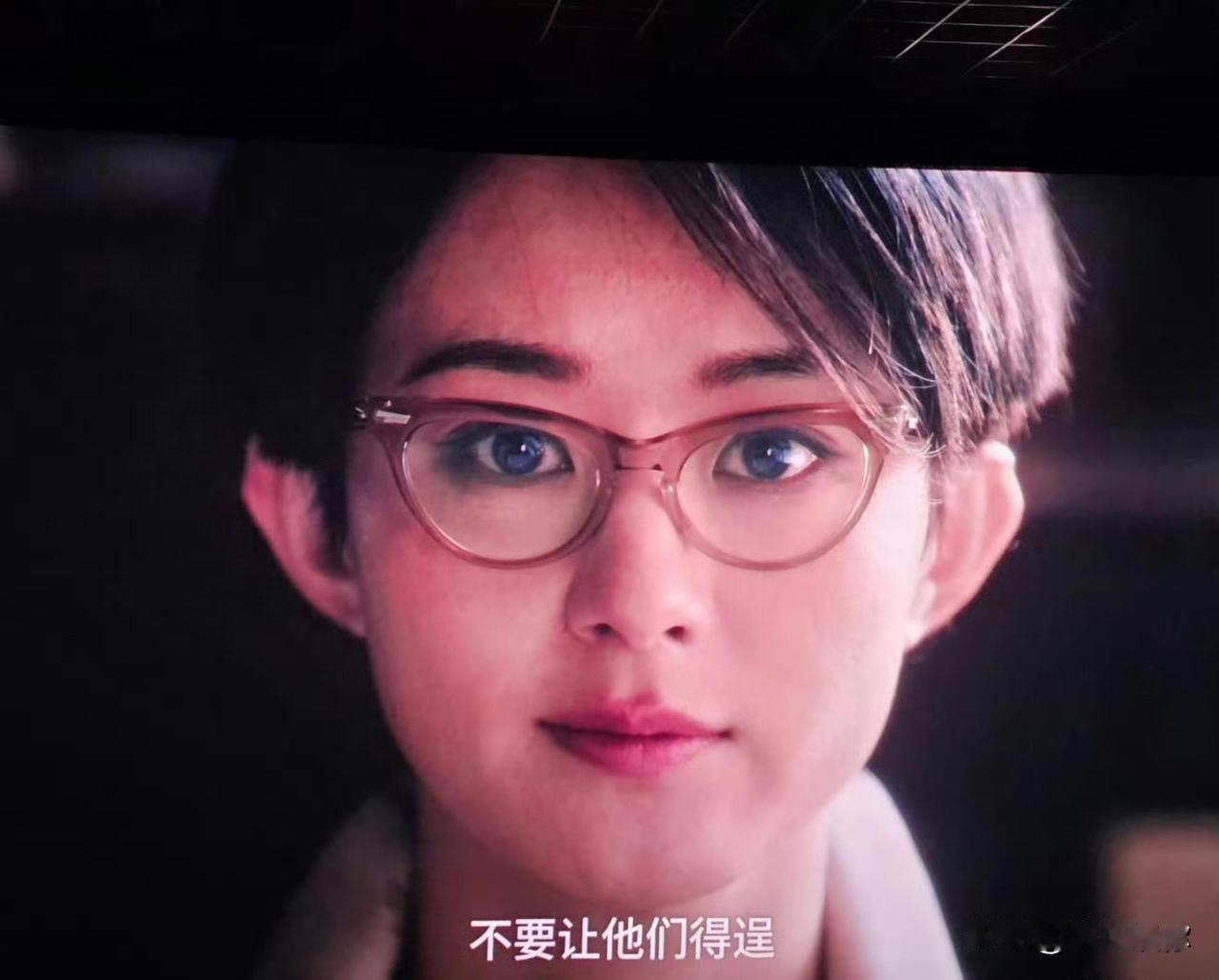 虽然杨幂在造型上颠覆以往的形象，但骨子里的一举一动一颦一笑可以看出她依然是杨幂，