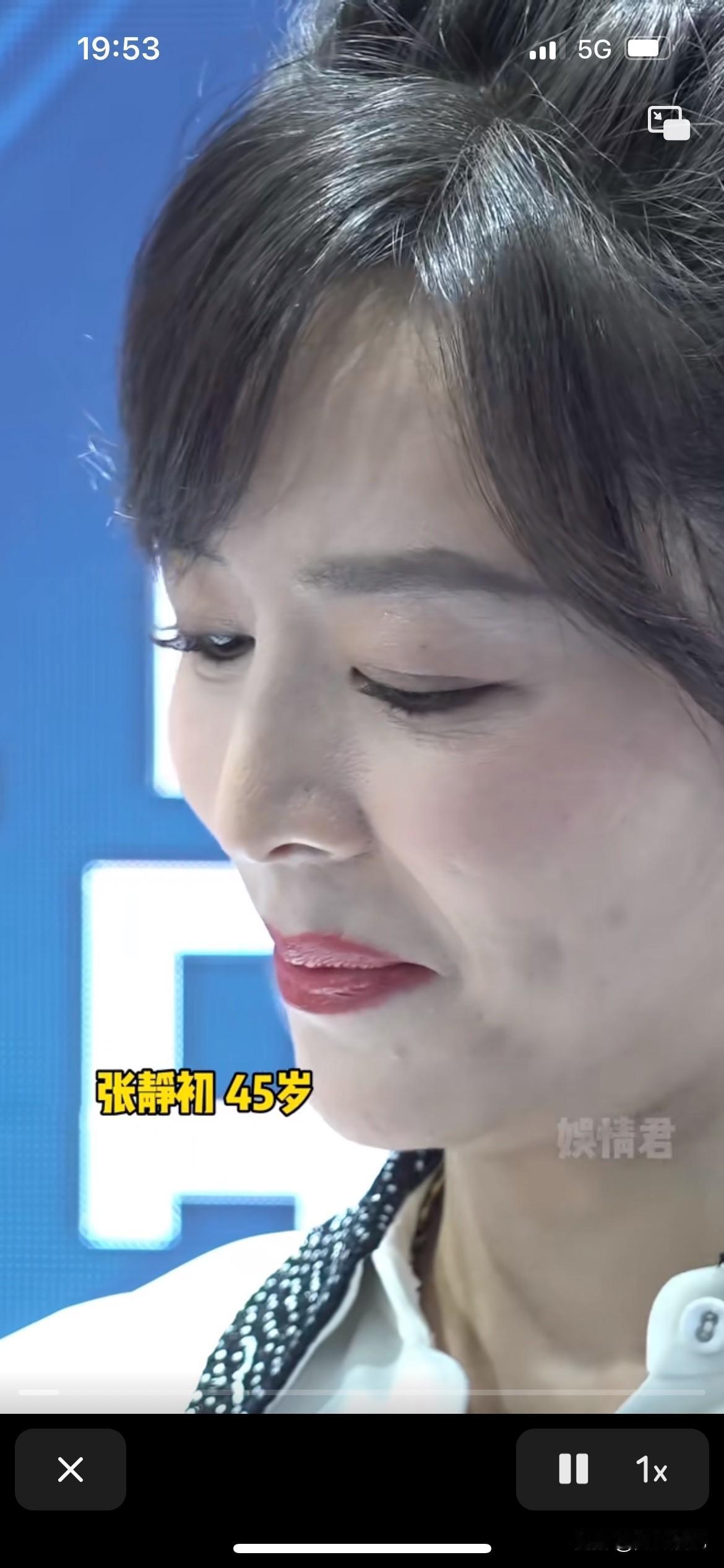 张静初我们的女神怎么会变成这样啊，满脸皱纹，感觉很老的女人，不过这才是真实的生活