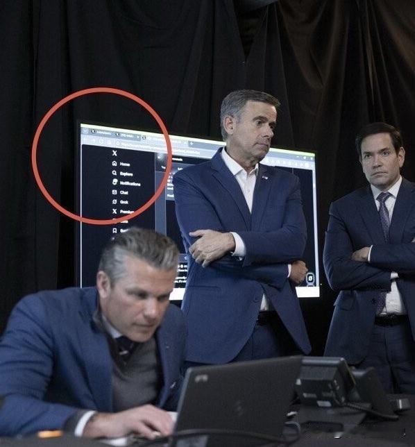 今天看到一个离谱的事。都说美军指挥是高科技作战室，结果现在打仗的“作战室”里，大