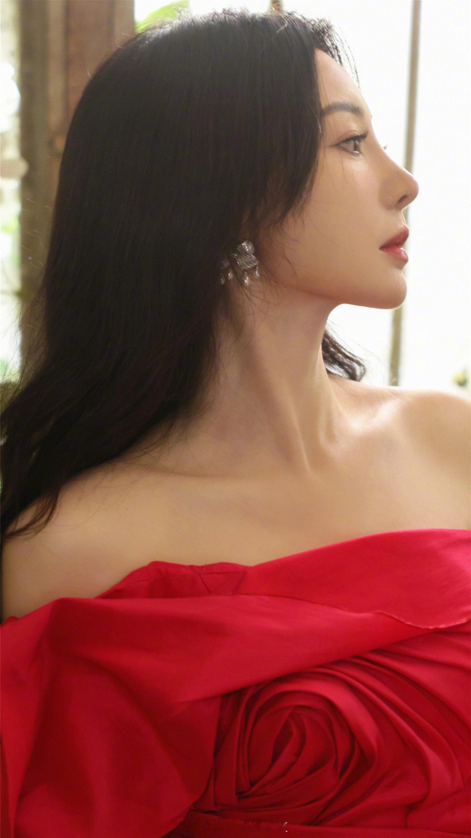 柳岩穿一身红玫瑰露肩长裙