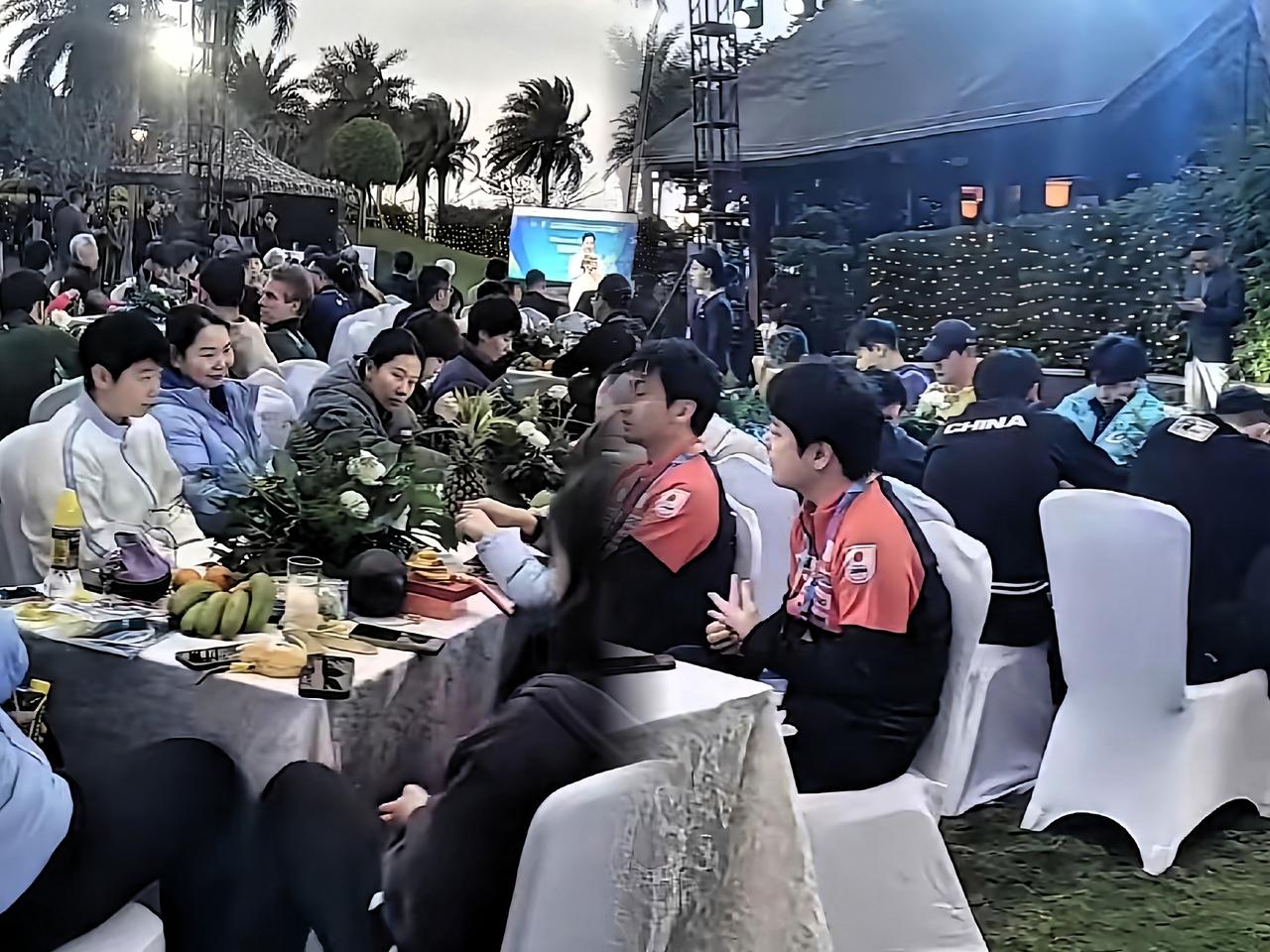 海口亚洲杯欢迎晚宴上，国乒男女队分开坐了两大桌。女队那桌一眼就看到莎莎、