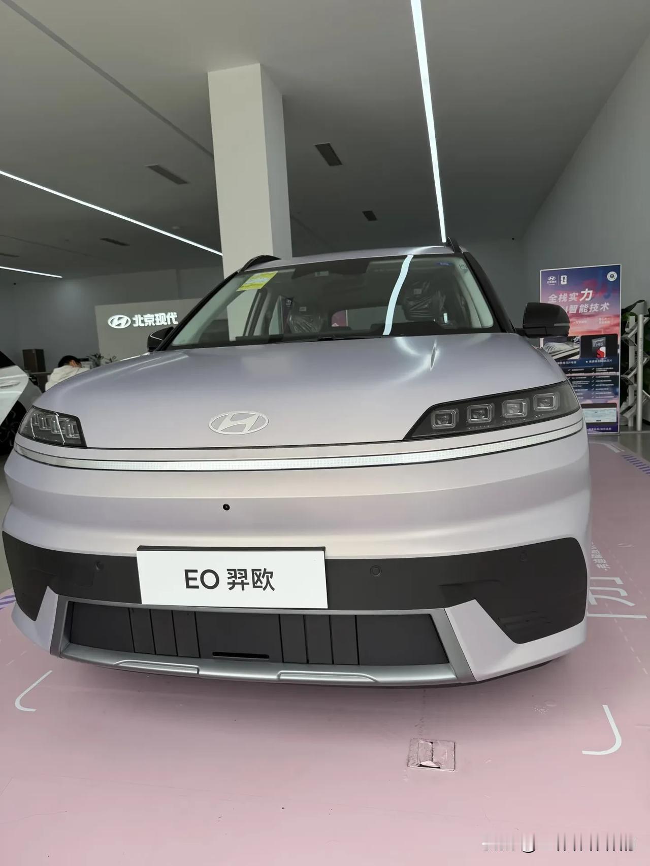 蹲了大半个月！北京现代EO羿欧实车终于到店，作为纯电平台首款车，这质感直接超出我