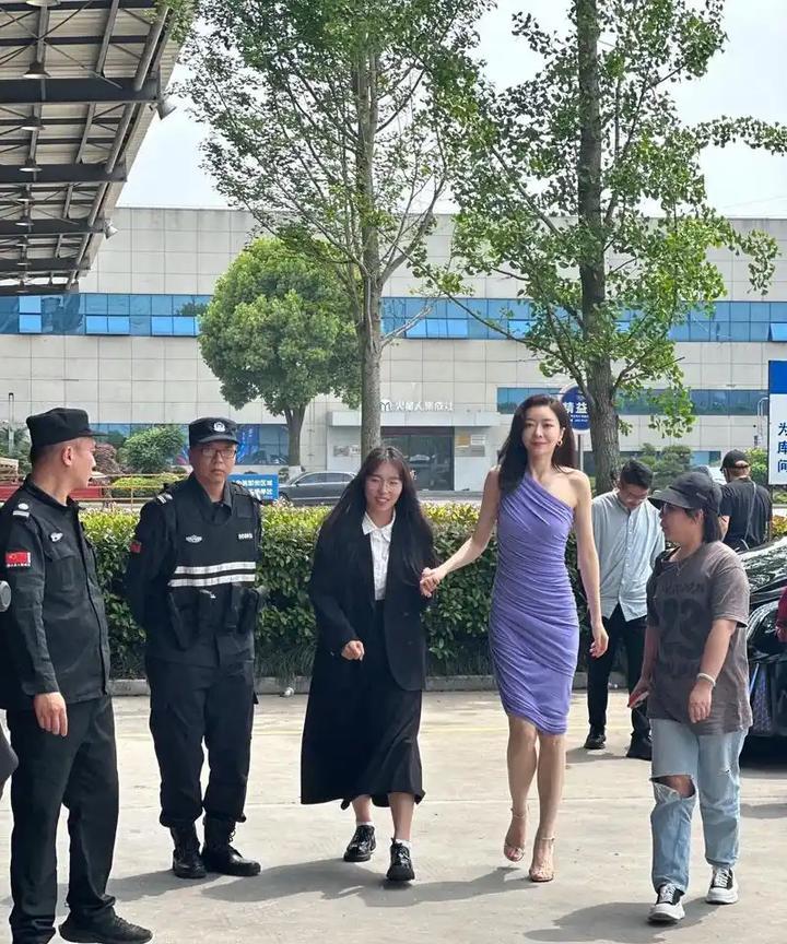 ☁终于知道郭富城为啥当年不娶熊黛林了，本人个子太高像个巨人一样太大只了，身