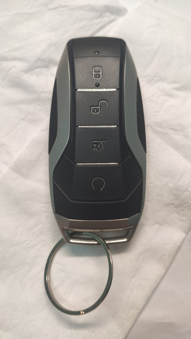 周日提了车希望能请下来假去上牌车钥匙挺沉的，金属框应该是实心的，特别有分量，赠