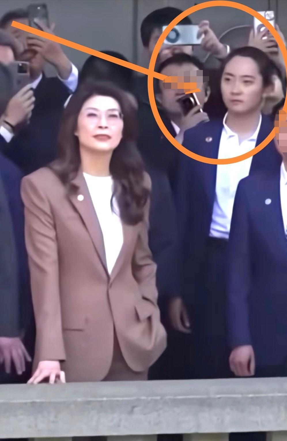 郑丽文身后女保镖意外走红！这安保实力，真的规格超高！郑丽文拜谒的现场照一出来，