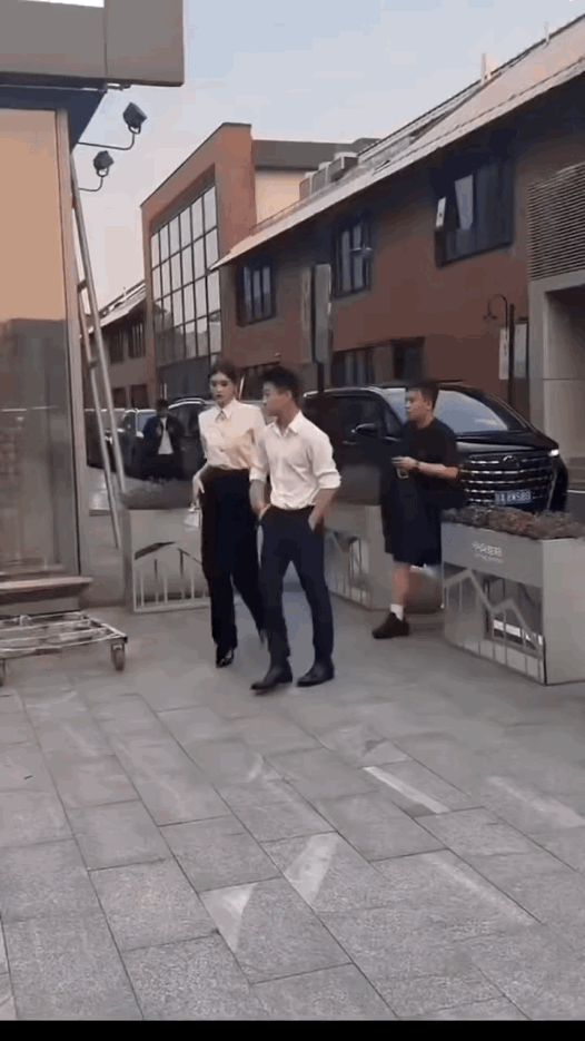 小金土豆是真的疼奚梦瑶啊，出席重要场合也不要求奚梦瑶穿平底鞋迁就自己，让奚梦瑶实
