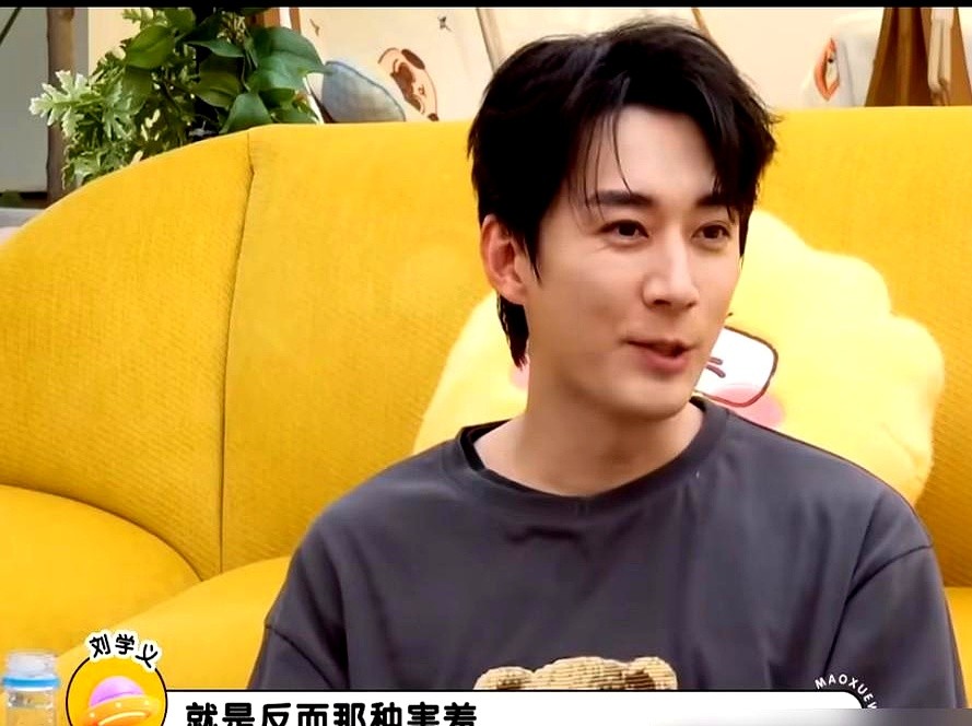 导演一喊开始，谭松韵和刘学义的嘴刚要碰上，俩人直接笑岔气了。全剧唯一一场吻戏，就这么卡住了。导演都无