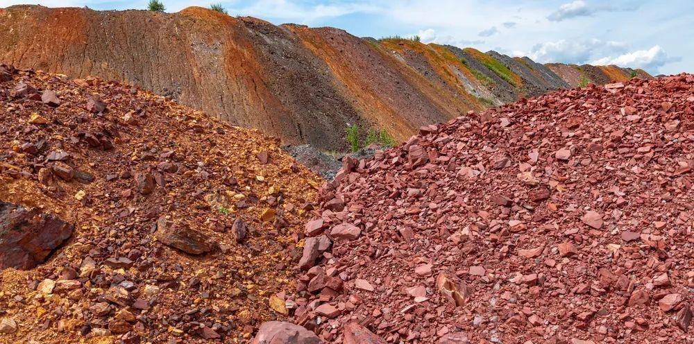 越南从明年1月1日开始禁止任何稀土出口。注意，越南不是管制稀土出口，是禁止稀土