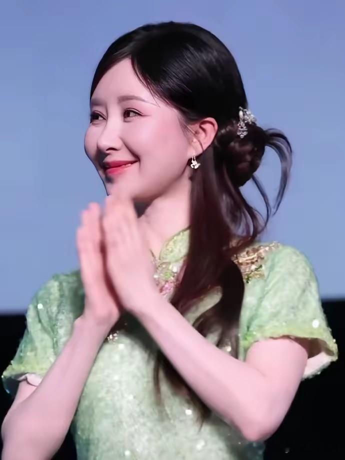 舒畅正面回应脸部争议，坦言接纳真实状态！9月19日，演员舒畅因为面部状态话题冲上热搜，不少网友翻出近