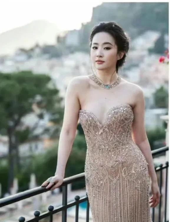 登上全球时尚权威媒体的神仙姐姐刘亦菲又性感又妖娆，刘亦菲已改往日风格，露肩珍珠长