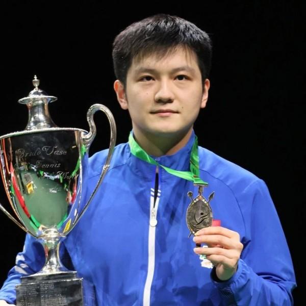 樊振东提过一件事：真正把他从少年堆里托举到巅峰的，有两个人。一个是王涛，另一