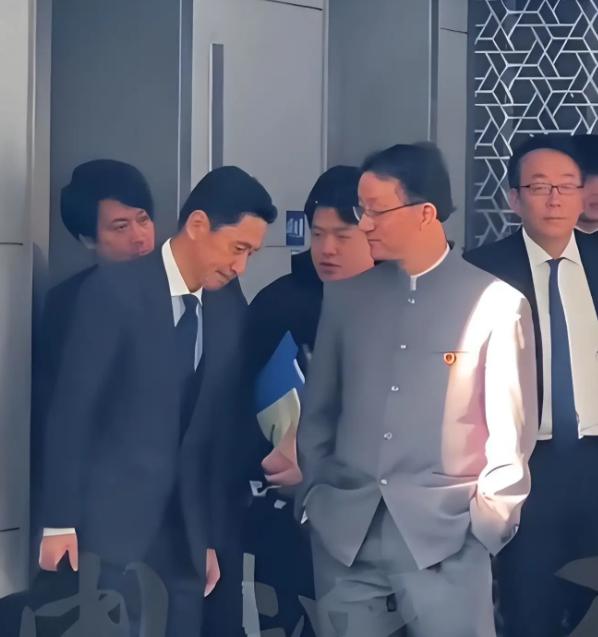 中山装该不该成为中国外交人员的标准着装？前不久，刘劲松大使向澳大利亚总督递交
