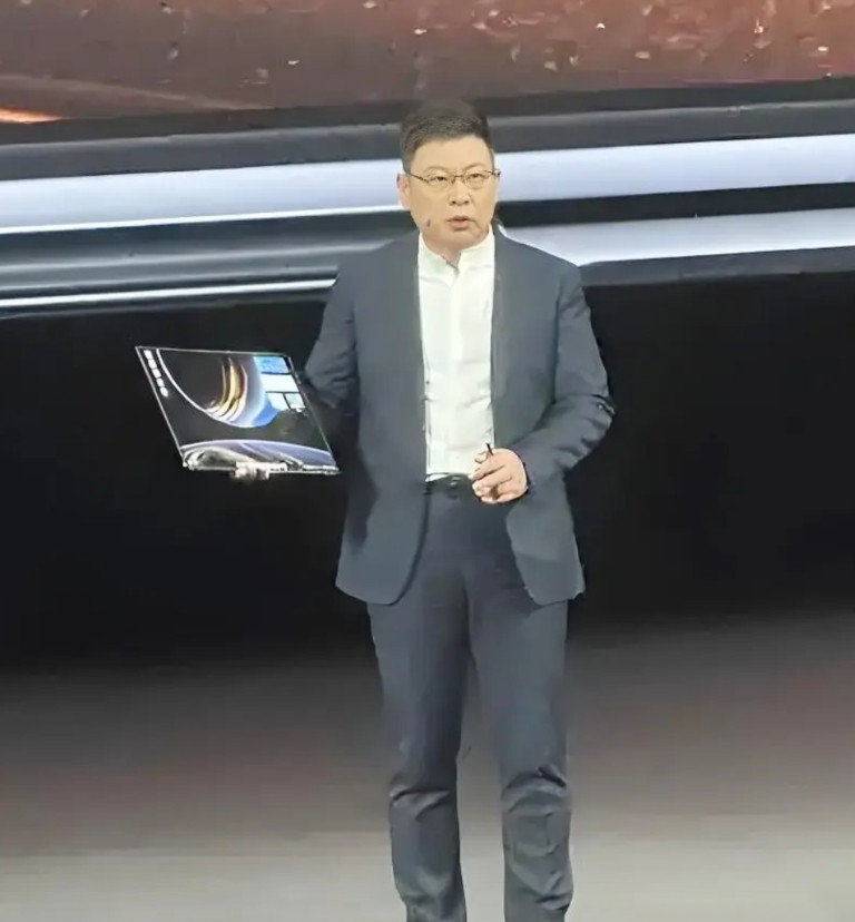 说句实话，我不看好炒得很火的那个卖23999元的折叠笔记本电脑。产品好不好，用户