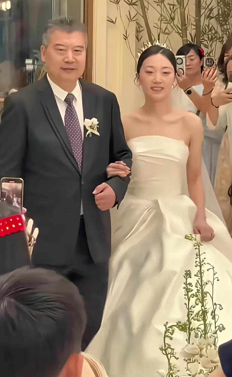 李隼把女儿嫁出去。六十岁慈眉善目一脸福相的李隼把女儿嫁出去了。镜头里看到王楠