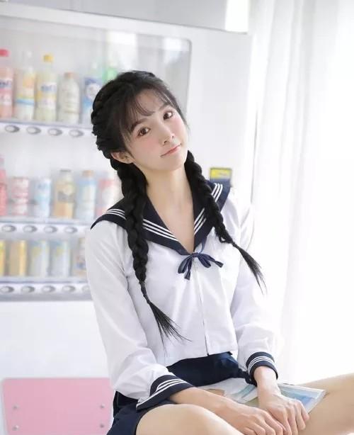 某外资银行的空降小姐姐，刚来时挺被器重的，因为她帮一个差点被辞退的同事写了一份研