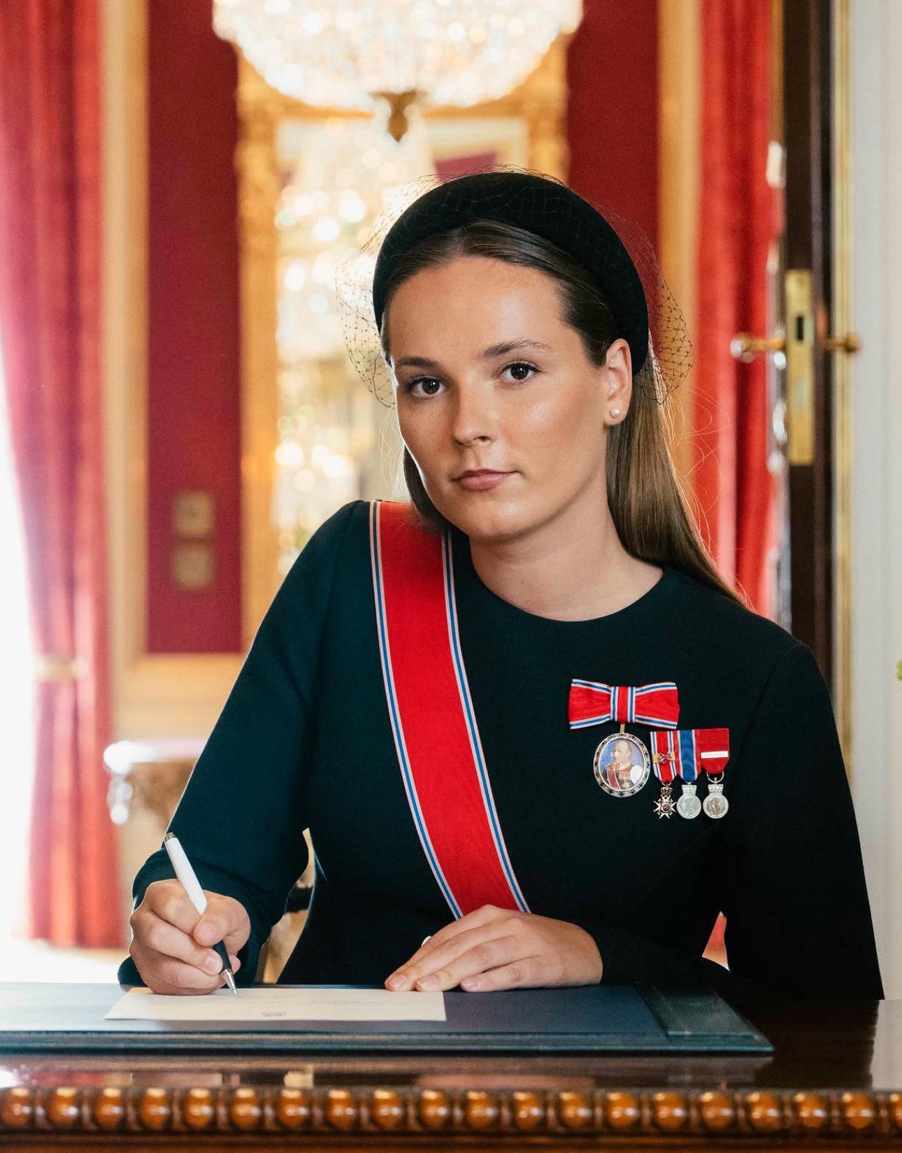 挪威王室🇳🇴9月1日，英格丽德·亚历山德拉王储以书面形式完成宪法宣誓。🎖