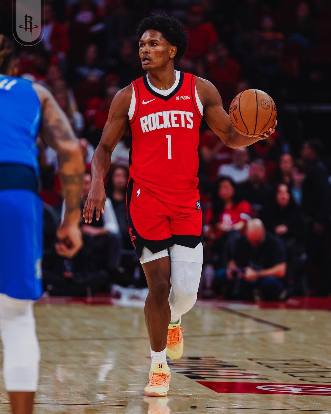 近日，火箭球员阿门·汤普森接受了亚马逊主持人TaylorRooks的采访。主持