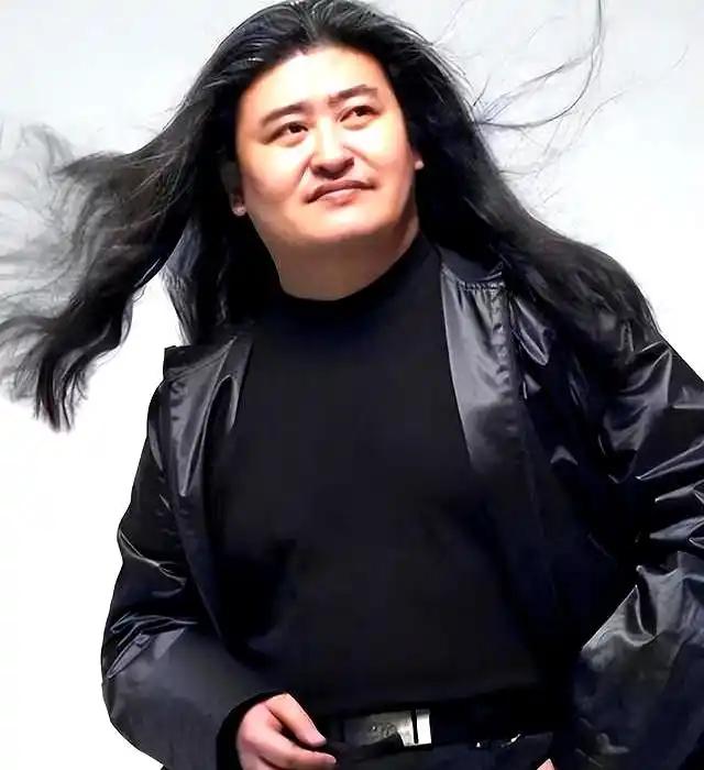 刘欢的三件事提起刘欢，很多人第一印象是舞台上长发、嗓音磅礴的国民歌唱家。但