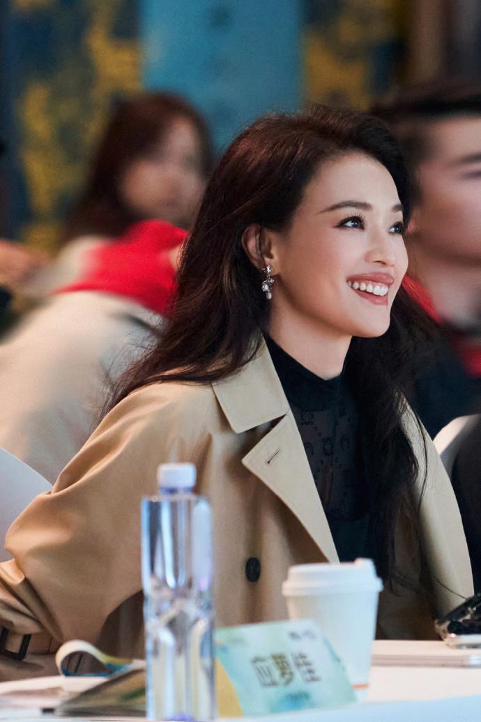 今天舒淇在北京出席活动，她这次搭配的很潇洒，看上去年轻又迷人，气质超好。舒淇