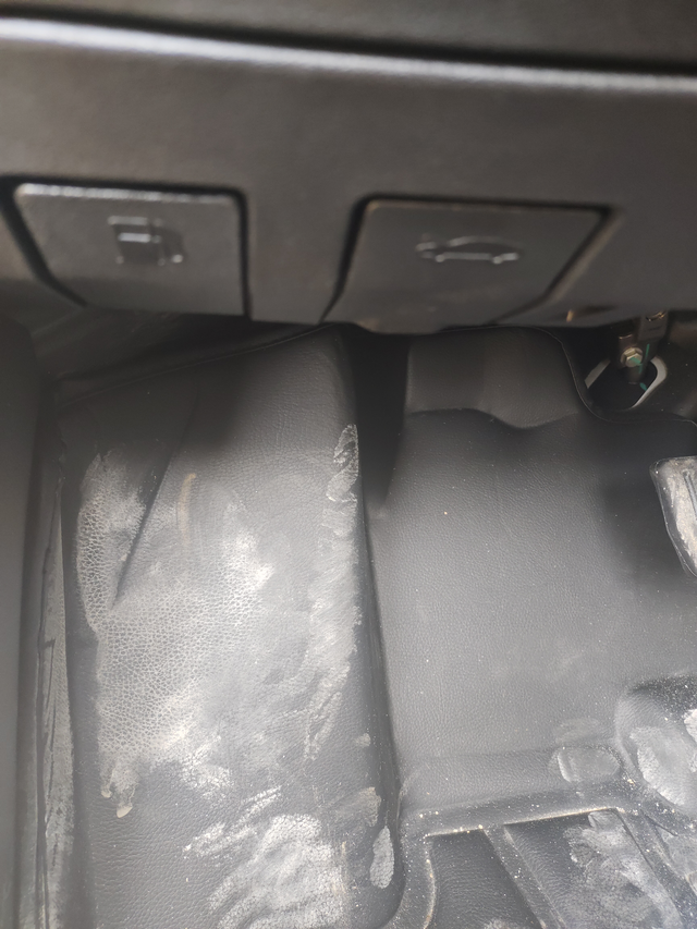 尴尬的设计尴尬的操作话说四代帝豪油箱和引擎盖开关设计在一起很尴尬有时候加油会按