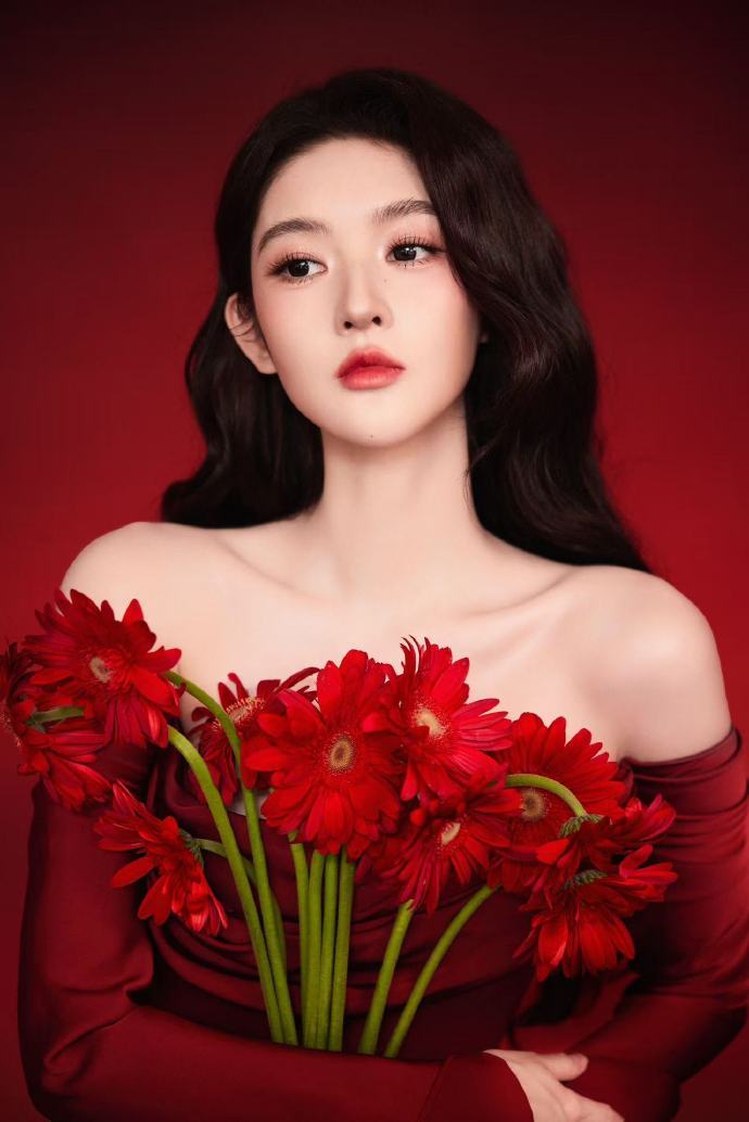 王玉雯这么红那么美王玉雯这么红那么美，红得绚烂，美得灵动！她就像夜空中最亮的星