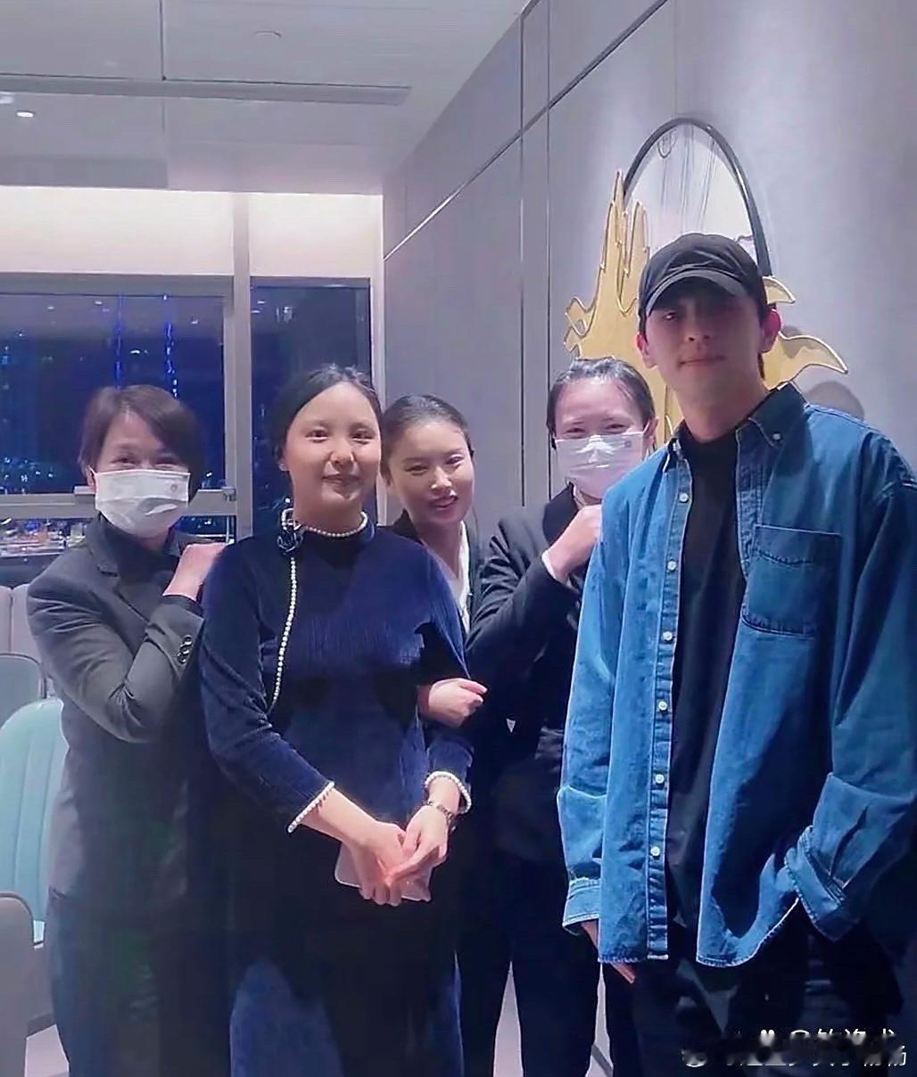 邓伦跟朋友去酒楼吃饭，瞅着状态还不错，就是眼睛周围有点泛红，估计是喝高了！​​