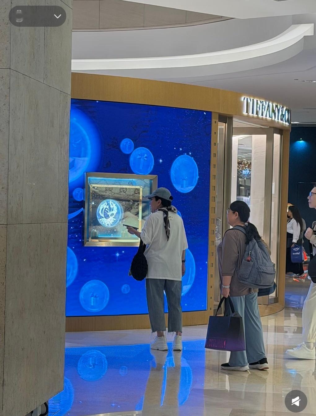 新加坡偶遇向太郭碧婷网友新加坡偶遇向太郭碧婷逛商场，向太走在前面还停下来等儿媳