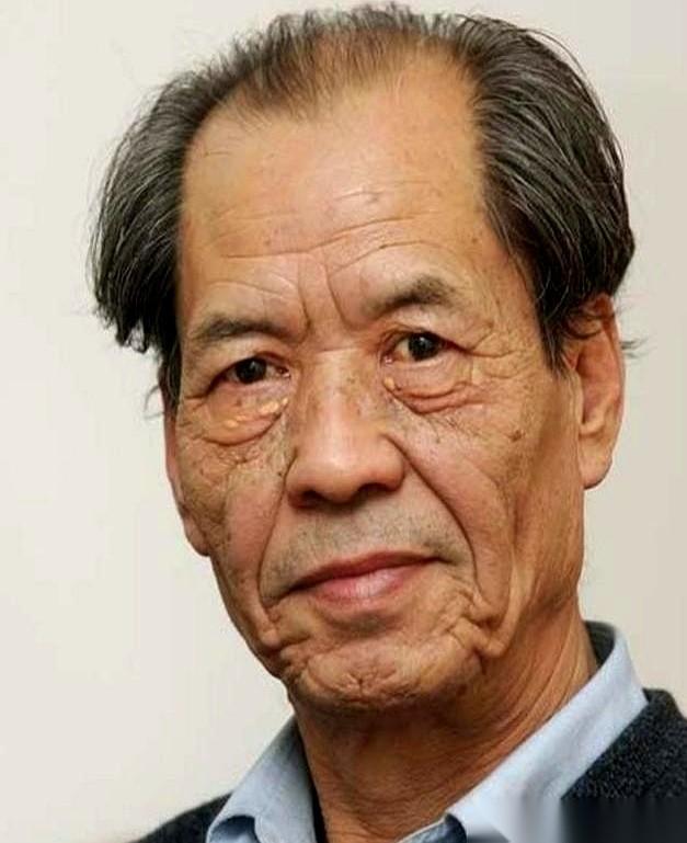 接完一个电话，一个快50岁的男人，直接瘫在了地上。他老婆吓坏了，冲过去扶他，他