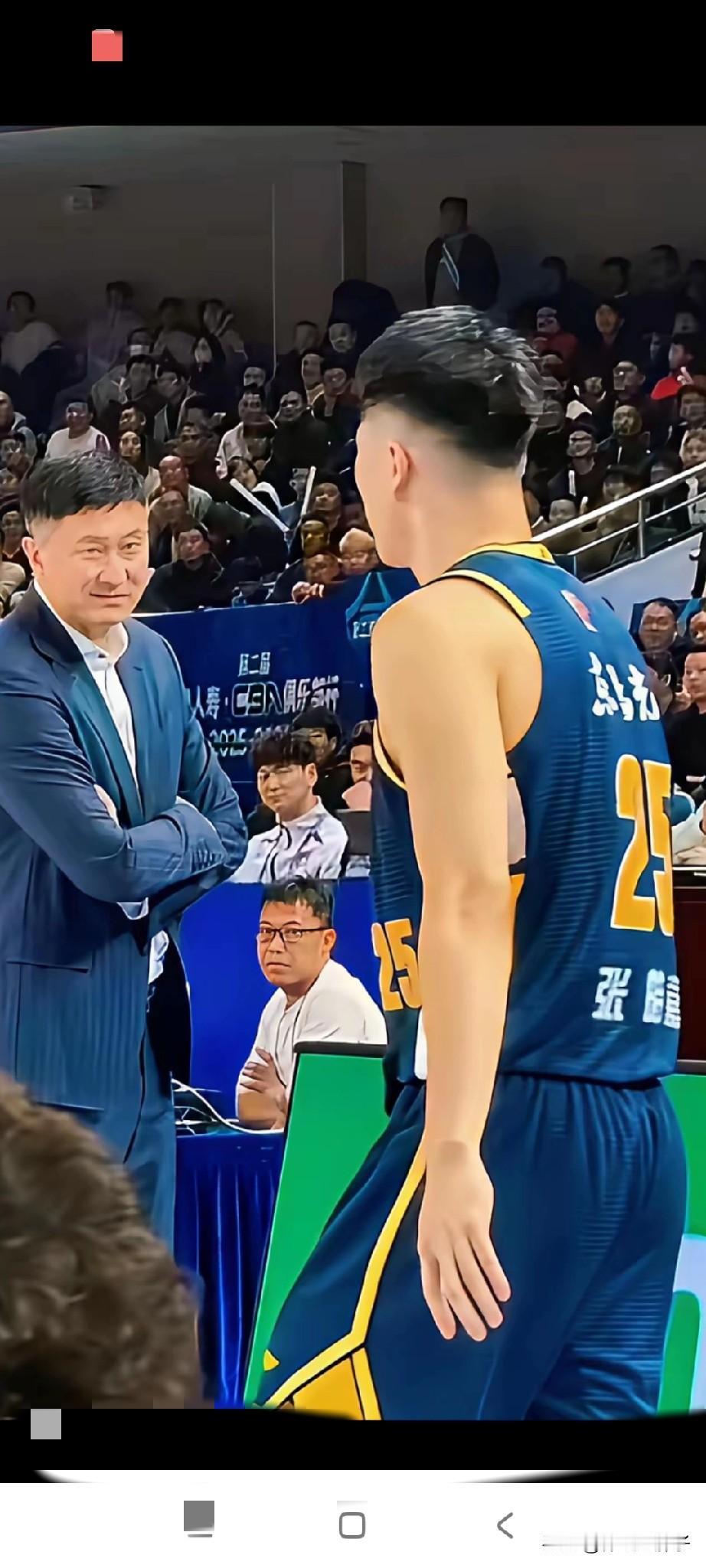 当年广东球迷吹上天的张浩嘉，点子是越来越背，无缘今晚比赛十二人名单。张浩嘉这个节