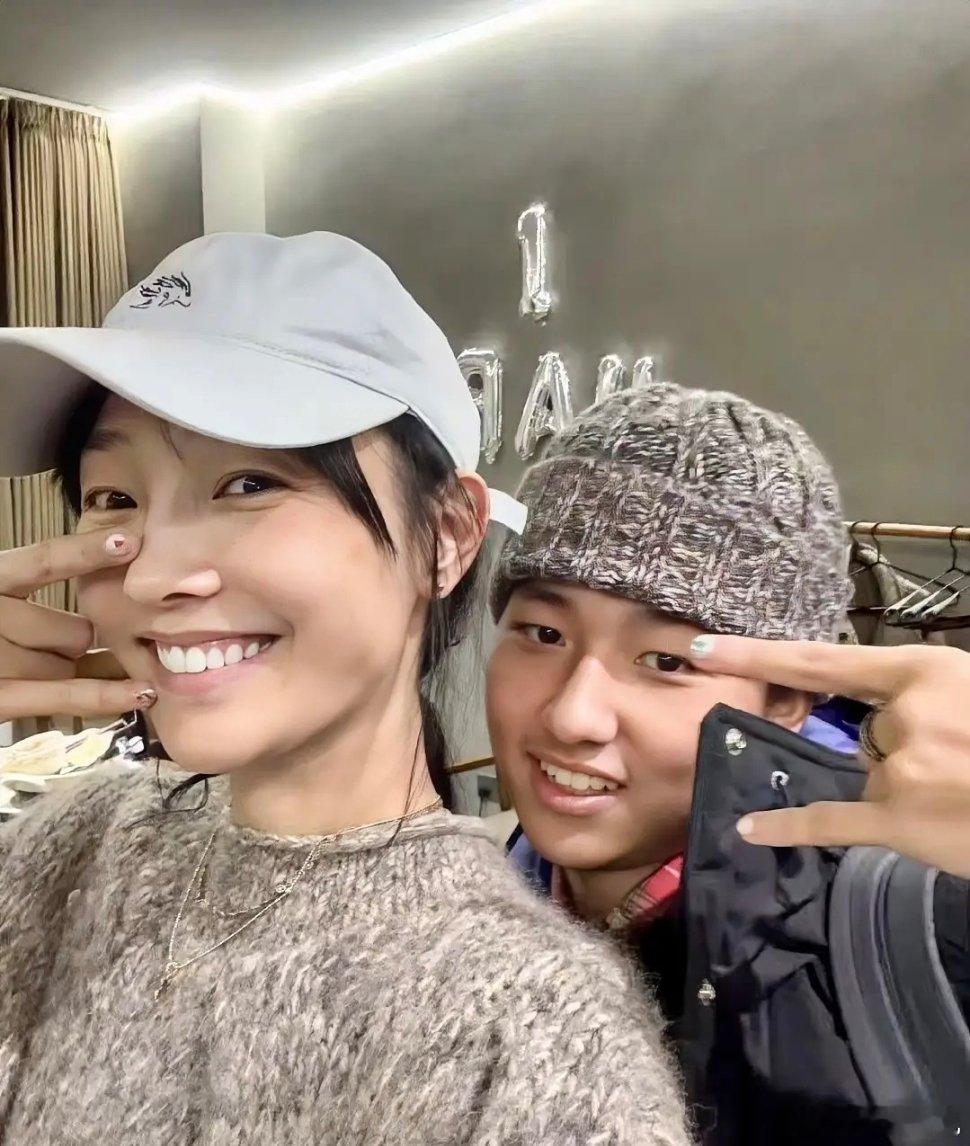 白百何1月29日晒出照片，和儿子做了同款美甲，儿子笑起来有点像男版张子枫，不得不