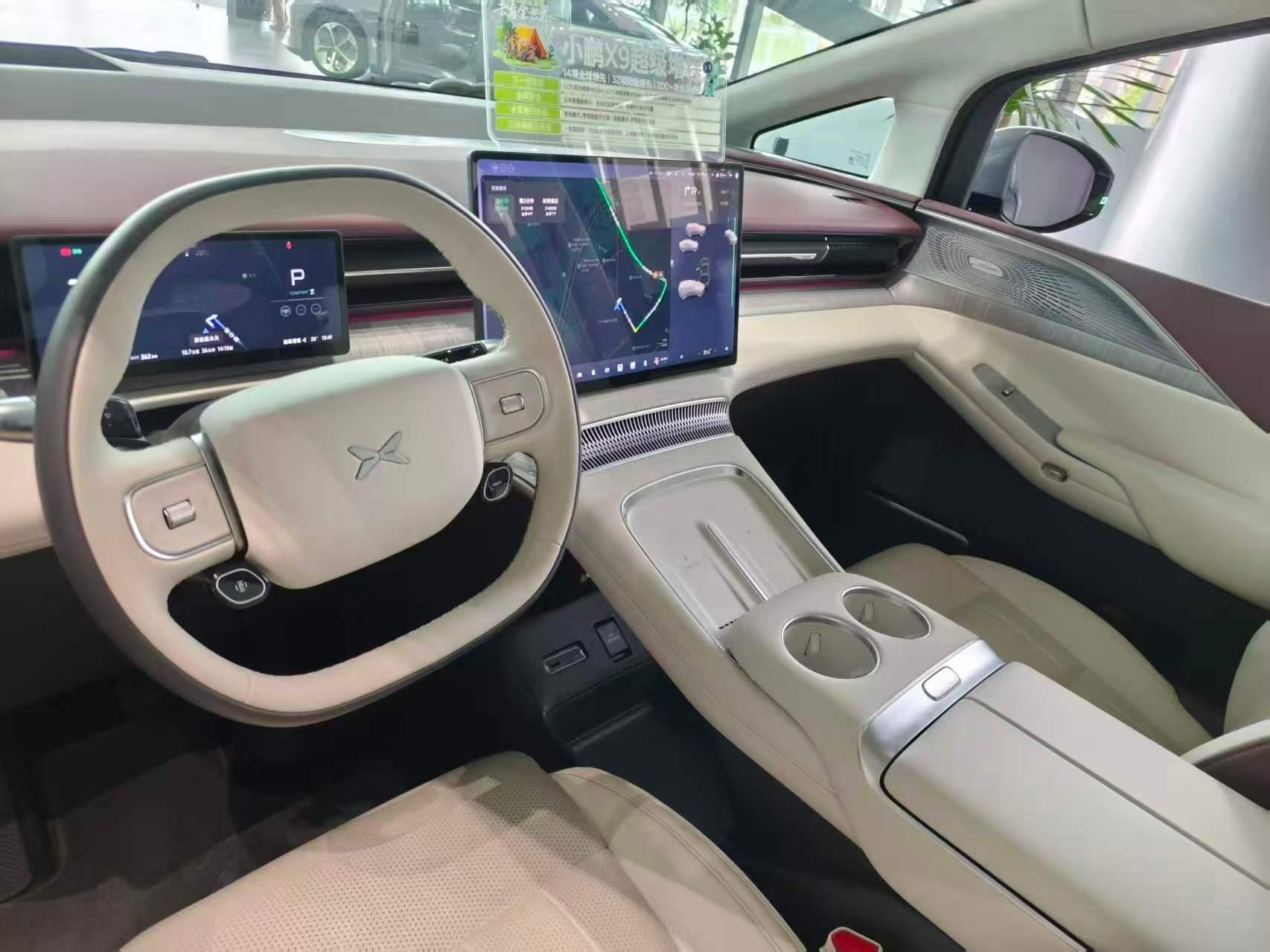 第三排能电动折叠收进地台，后备厢秒变大平层，搬个大件家具都行。