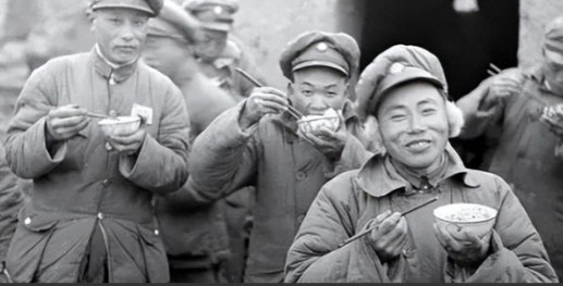 1948年，有一个国民党士兵饿的实在受不了了，跑到了解放军阵地，竟然背回一袋子馒