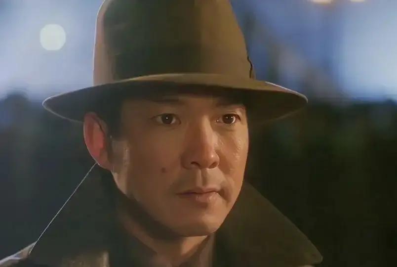 成龙说小时候练功饿到啃皮带，师傅一抬手大家自动排队挨打。最惨是元彪，屁股永远青